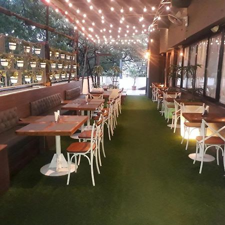 Hotel Utsav Deluxe Púna Kültér fotó