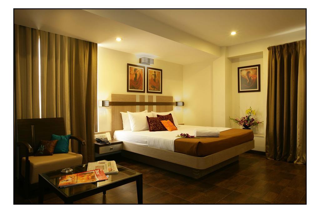 Hotel Utsav Deluxe Púna Kültér fotó