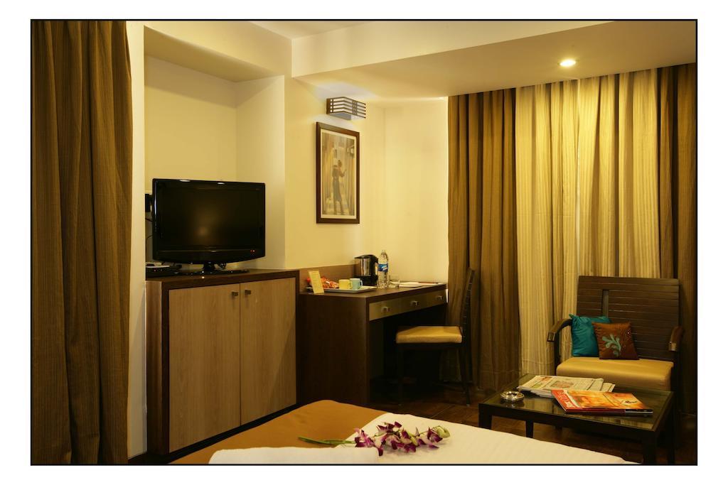Hotel Utsav Deluxe Púna Szoba fotó