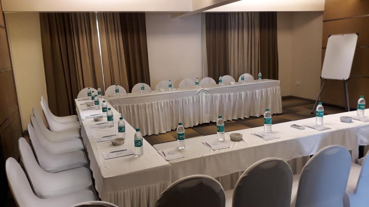 Hotel Utsav Deluxe Púna Kültér fotó