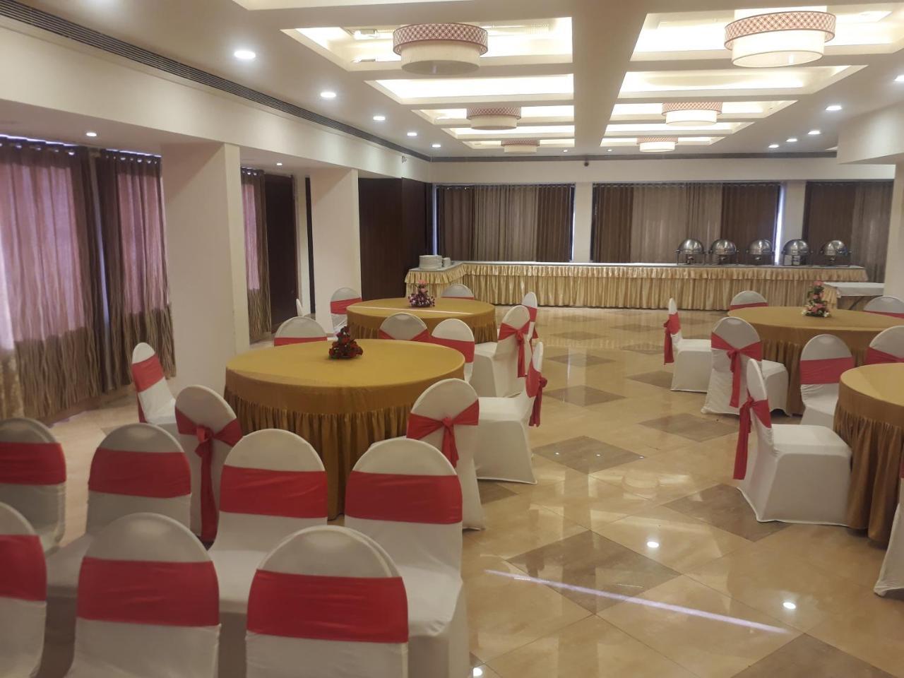 Hotel Utsav Deluxe Púna Kültér fotó
