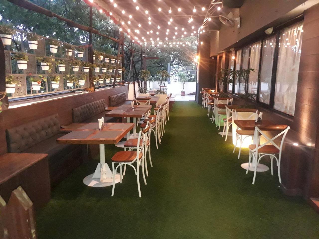 Hotel Utsav Deluxe Púna Kültér fotó