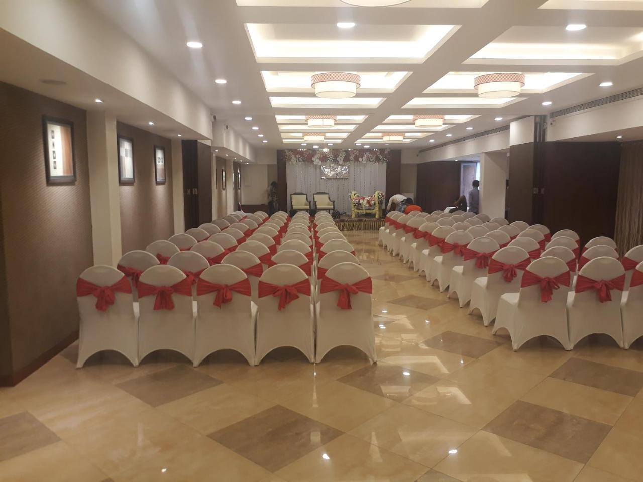 Hotel Utsav Deluxe Púna Kültér fotó