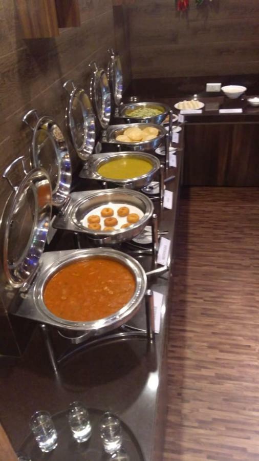 Hotel Utsav Deluxe Púna Kültér fotó